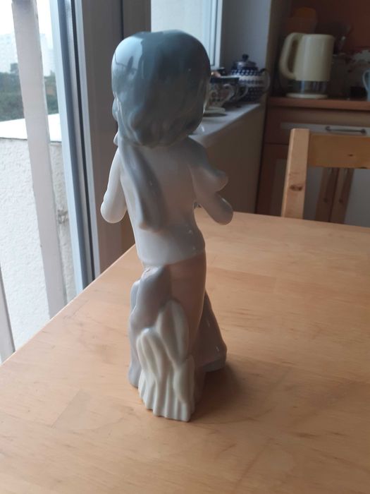 Figurka porcelanowa, grajek, chłopiec z ukulele, Casades