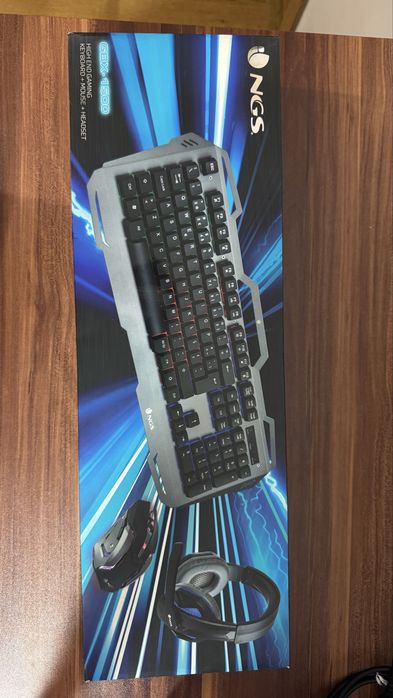 Monitor Gaming Curvo AOC + Teclado