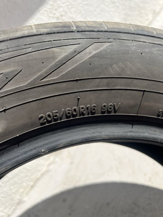 205/60/16 Toyo tires 2 pneus