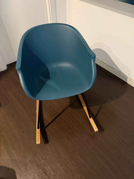 Cadeira de Balanço Moderna – Excelente Estado