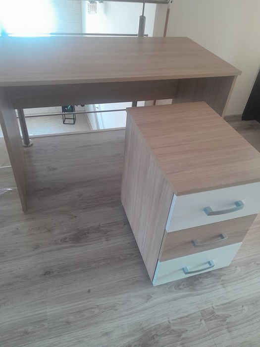 Solidne biurko z szafką