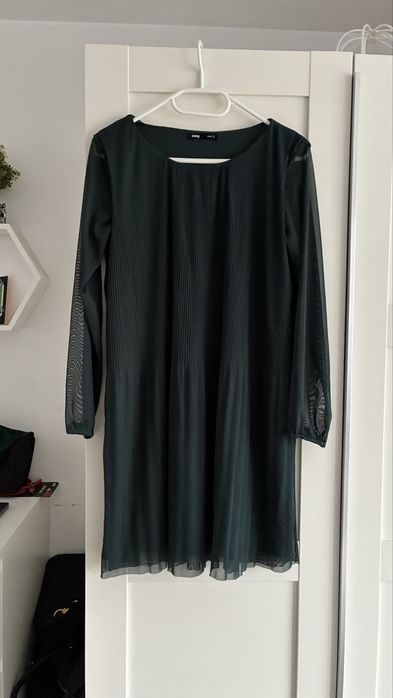 Ciemnozielona butelkowa zielen sukienka midi Sinsay S/36 swieta