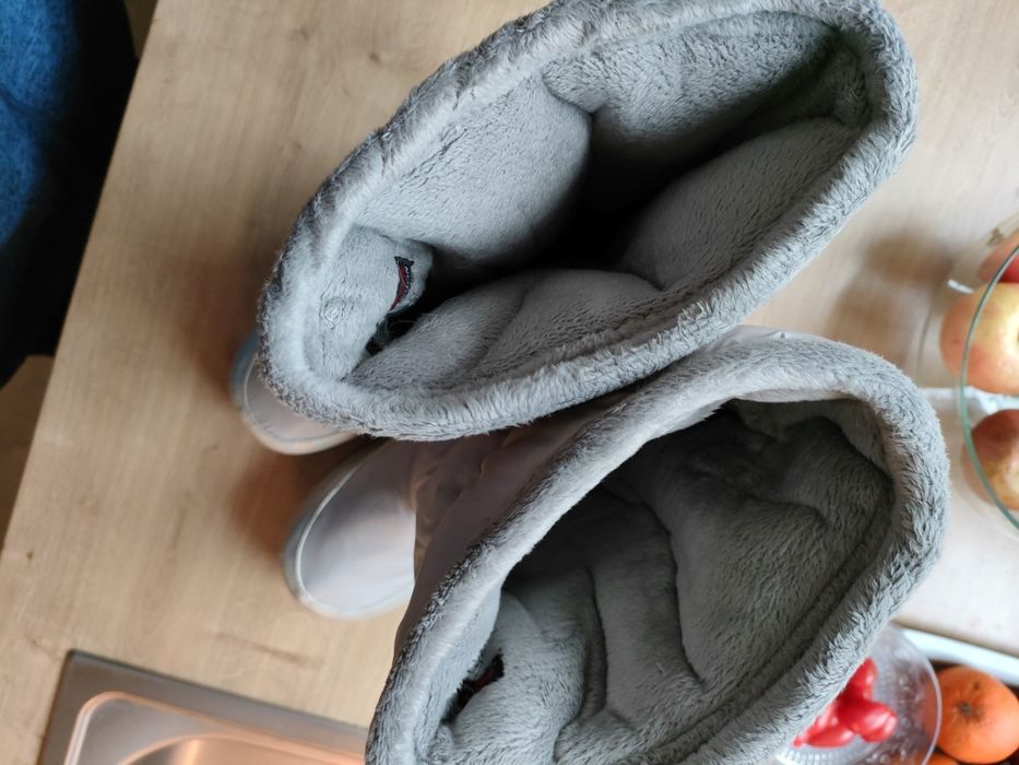 Srebrzyste buty na śnieg