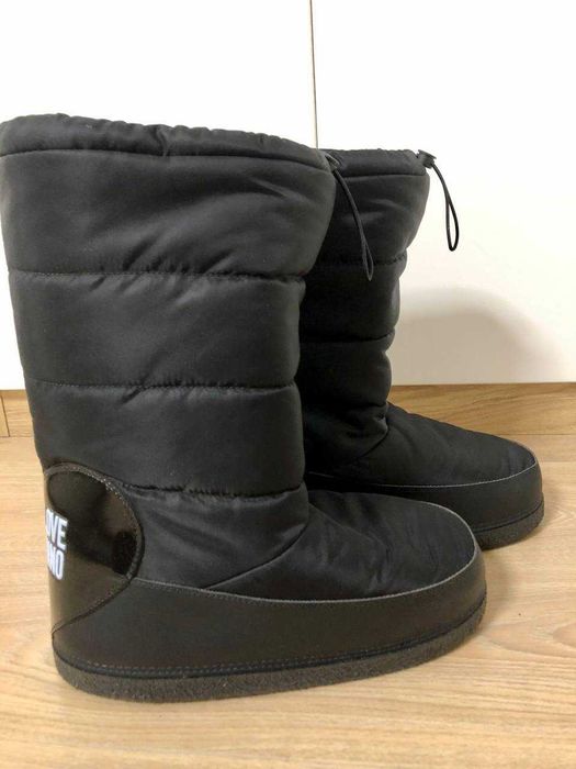 мунбути Love Moschino