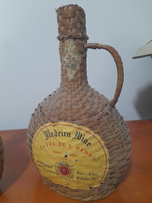 Straw-lined demijohn438965183815372802