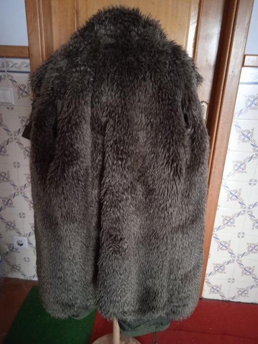 Vendo casaco forrado com pêlo muito quentinho para esta época do ano.