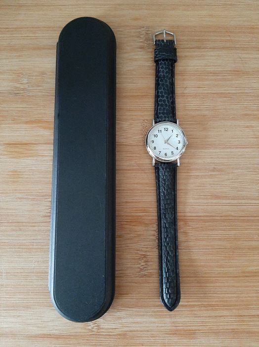 Relógio Quartz com caixa