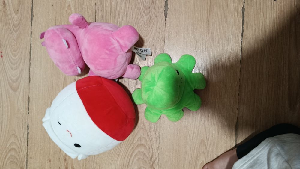 3 pelucias (polvo, hipopótamo rosa e de lamen)