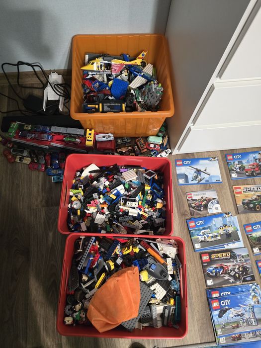Продається близько 40 наборів lego разом з  буклетами для збирання
