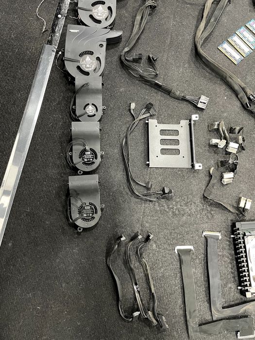 Conteúdo de vários imacs desmontados