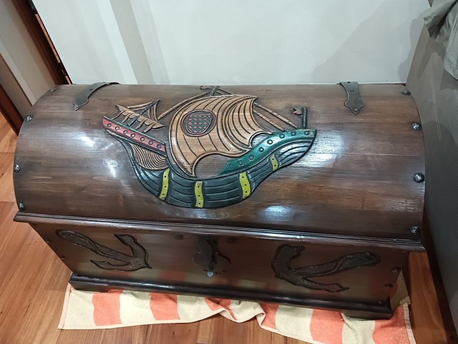 Baú em madeira muito bonita como nova