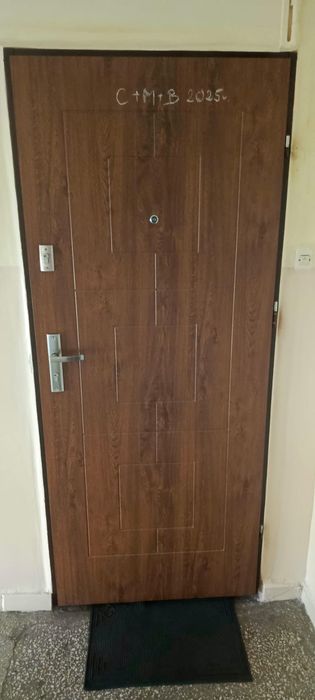 Drzwi wejściowe z montażem