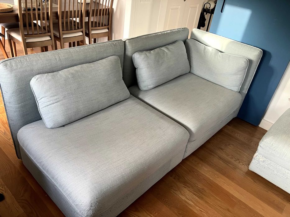 Sofá IKEA de dois lugares, 3 pessoas.