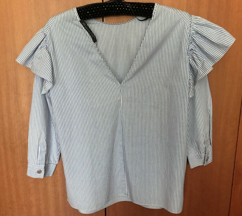 Blusa Zara, riscas, com folhos ombros e decote em V nas costas