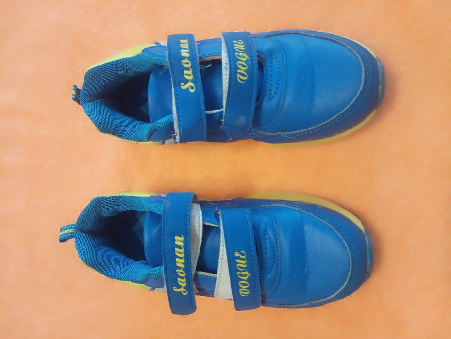 Продам кросівки дитячі.