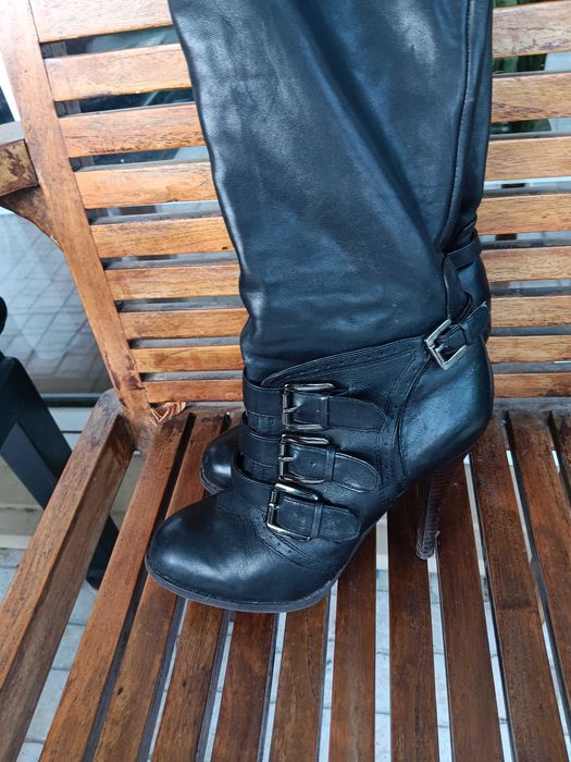 Botas de salto e cano alto em pele da Aldo