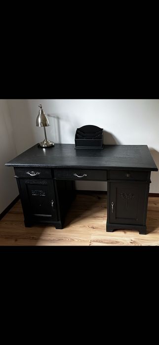 Duże biurko z litego drewna orzechowego