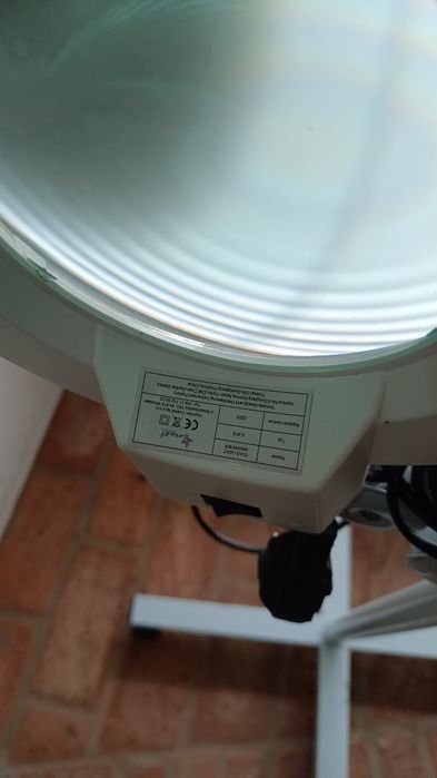 Lampa kosmetyczna stojąca z lupą