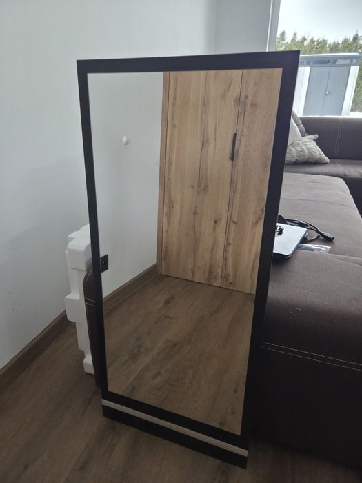 Lustro w czarnej ramie