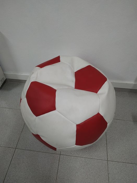 Puff bola de futebol gigante vermelha e branca