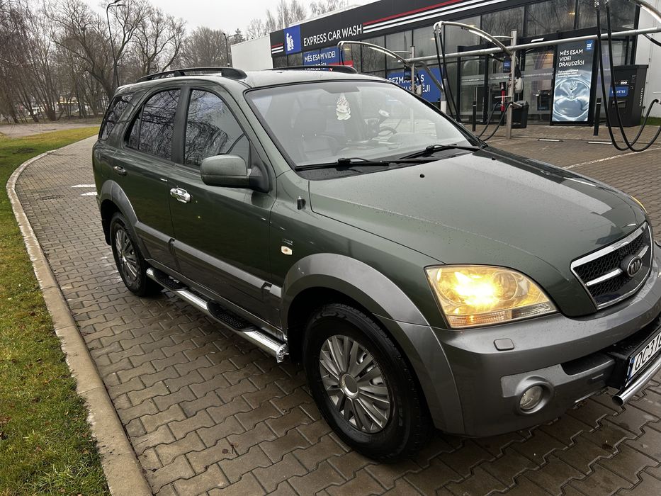 Продам Соренто технічно в ідеальному стані. Повна комплектація, WEBASTO, шкіряний салон не порваний, оригінальний пробіг. є проводка під саб в багажник.  Новий стартер, зщеплення. Перебрана ходова : стійки стабілізатора, рульові пальці. Стоїть екран андроїд, є підключення по блютуз. Візуально є на кузові рижики: відйські двері, на кришці багажника. В комплекті домкрат, вогнегасник, аварійний знак. Тільки що замінене масло та фільтри.  Заміна наступна через 9 тисяч. Якщо немає зв’язку- дзвоніть на ватсап або телеграм.