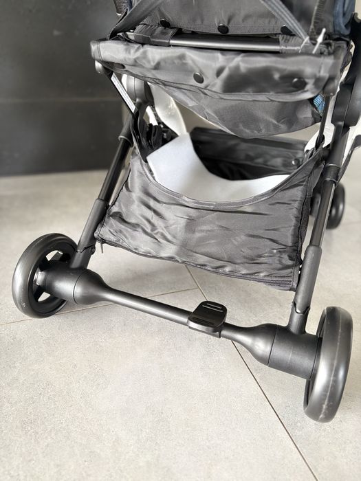 Wózek spacerowy spacerówka Maxi Cosi Lara 2 kompaktowy essential graphite do 22 kg