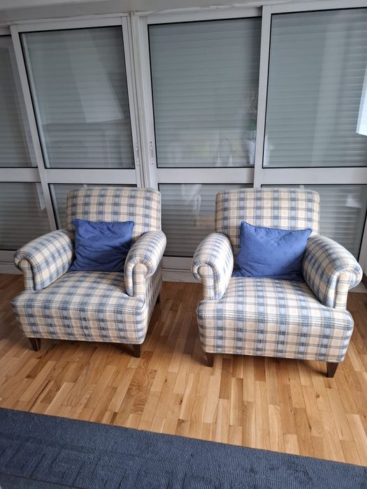 Poltronas clássicas estofadas. Muito bom estado.