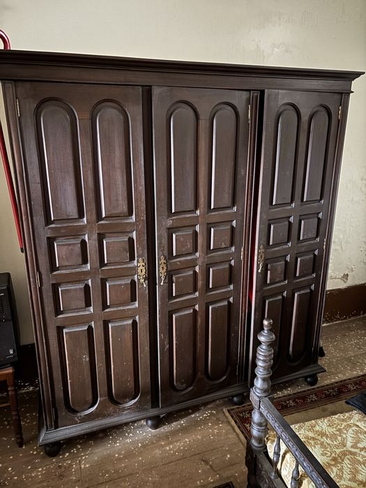 Quarto Completo em Madeira Maciça Escura (Estilo Tradicional)