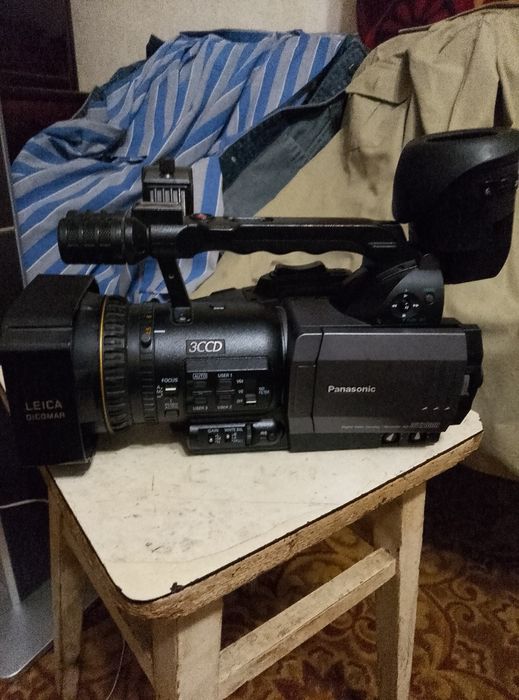 Срочно продам професиональную видеокамеру Панасоник можно з пересылкой