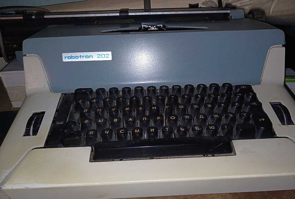 Електрична друкарська німецька печатная машинка Robotron 202