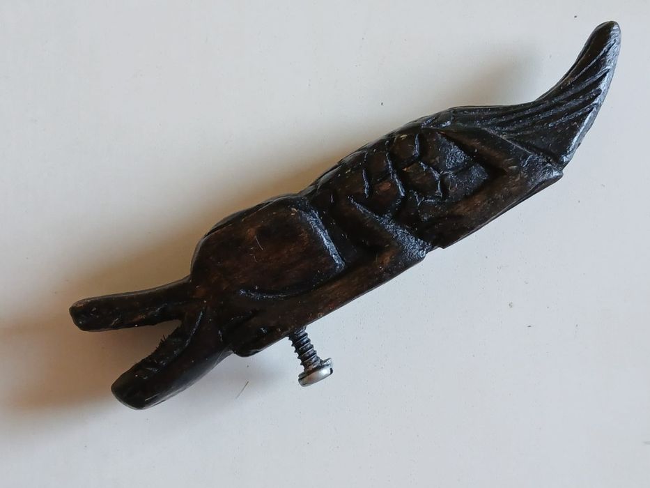 Crocodilo artesanal em madeira