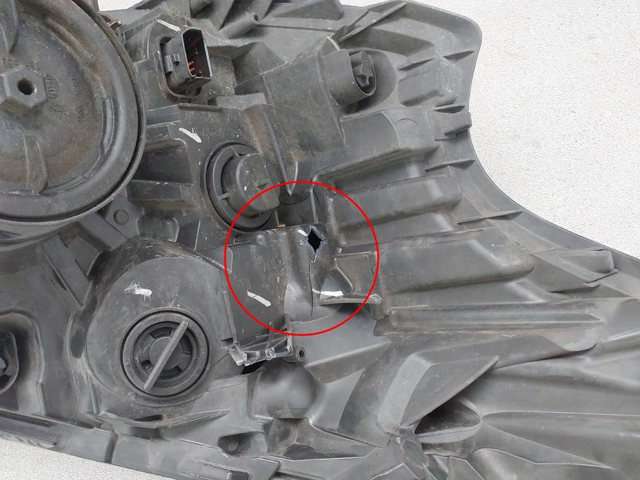 Ótica / farol esquerda RENAULT Trafic III (FG_)