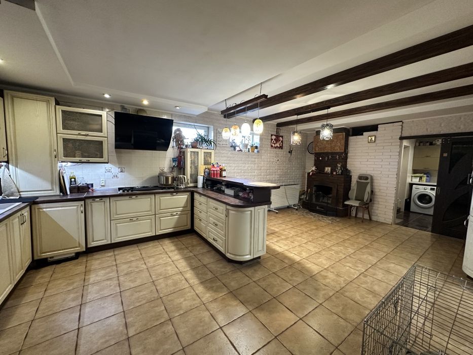 Продам 2-х этажный каменный дом  в Варваровке на участке 7. 12 соток