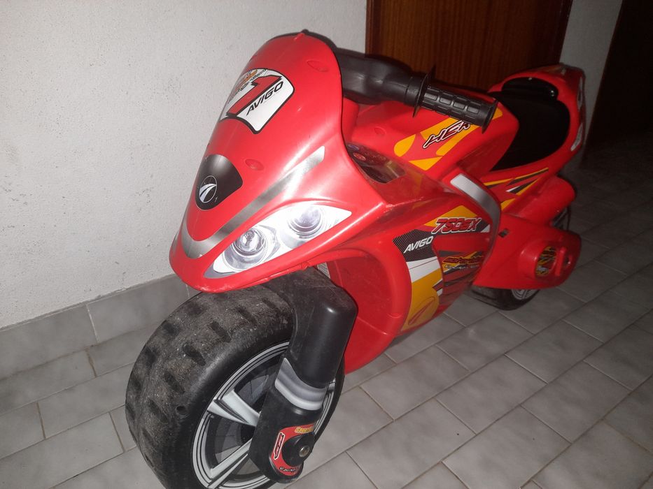 Mota vermelha de criança
