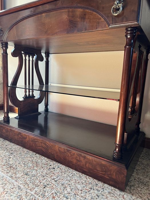 Mesa de apoio em madeira e vidro