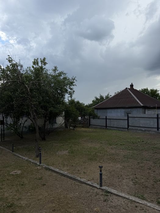 Продаж недобудованого будинку з великою приватизованою ділянкою в центрі села
