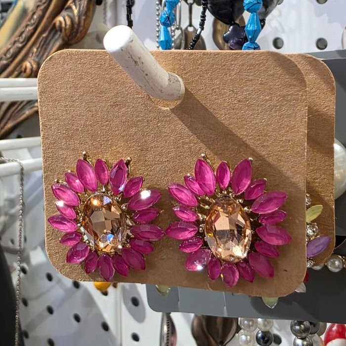 Brincos Flor Rosa com Cristal Central – Dourado – Nunca Utilizados