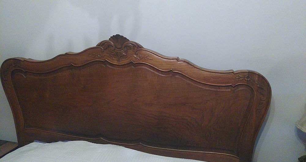 Cama de casal de madeira de nogueira