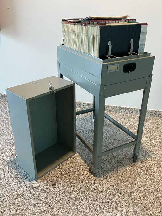 Secretárias com cadeiras, moveis arquivo e aparador