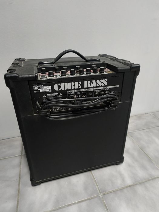 Amplificador combo Roland para baixo elétrico