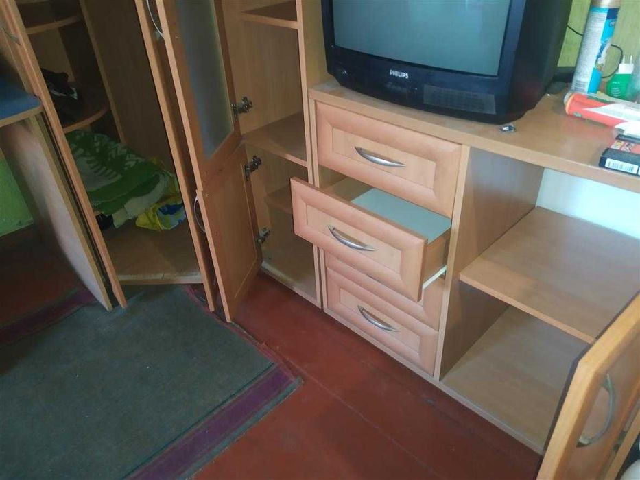 Продам шафу кутову, дуже містку, з антресоллю, колір помаранч. 4500гр.