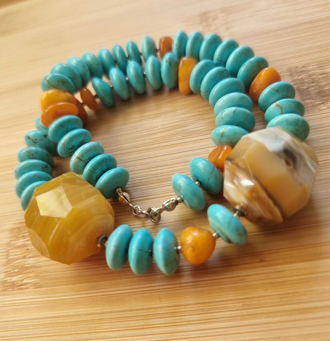 Srebrny naszyjnik i bransoleta.