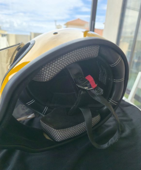 Capacete com saco de arrumação