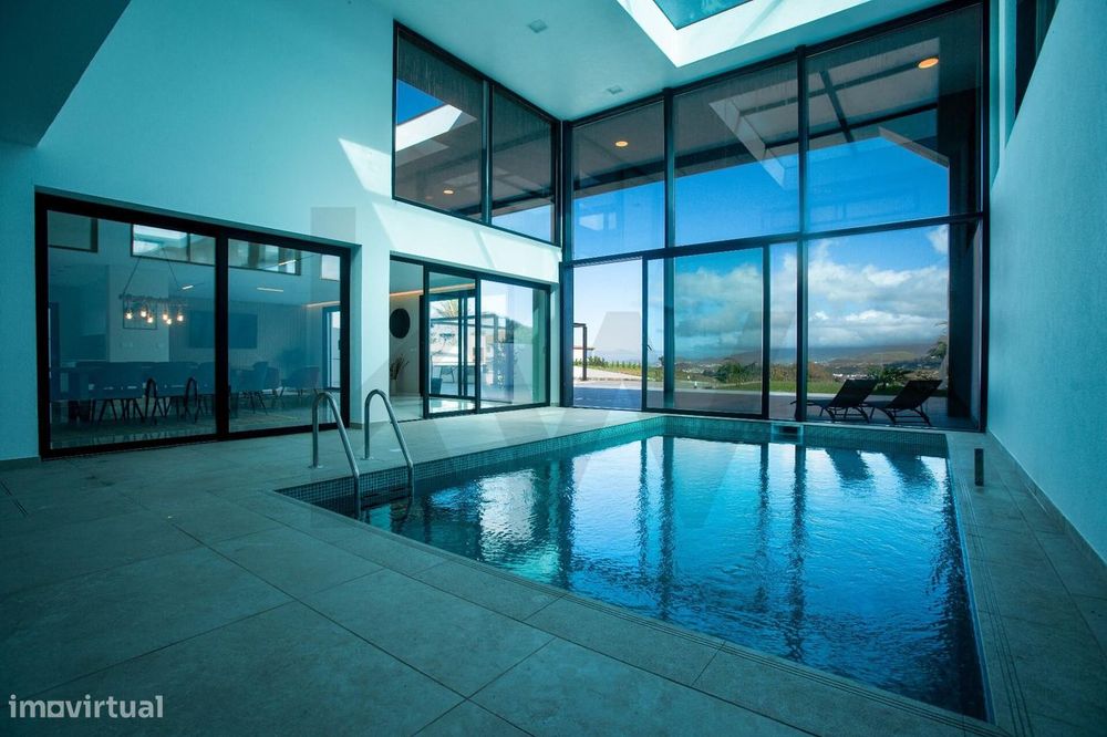 Moradia de luxo com piscina interior e vista verde e mar | Pico da Ped