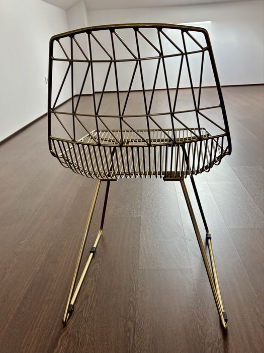 Cadeira em metal dourado