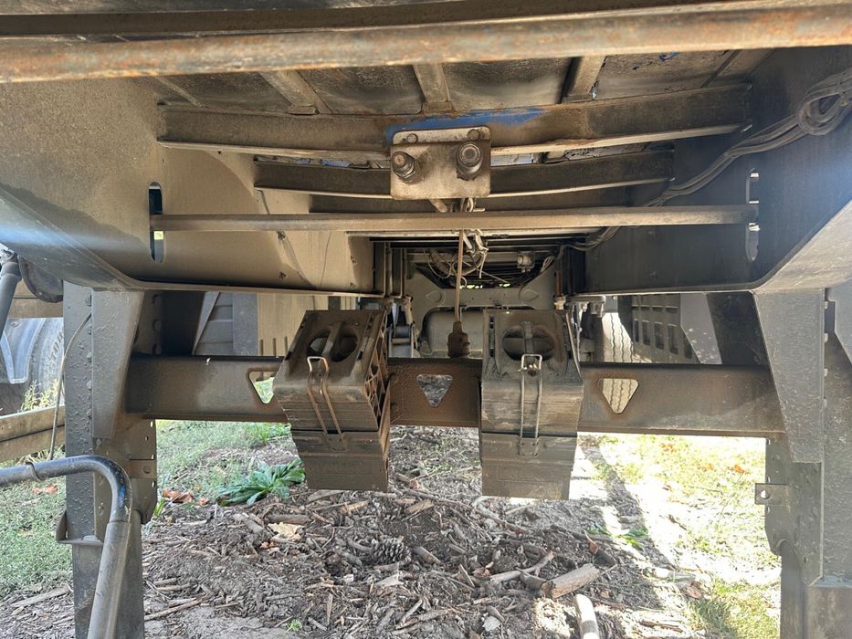 Semi reboque com grua florestal