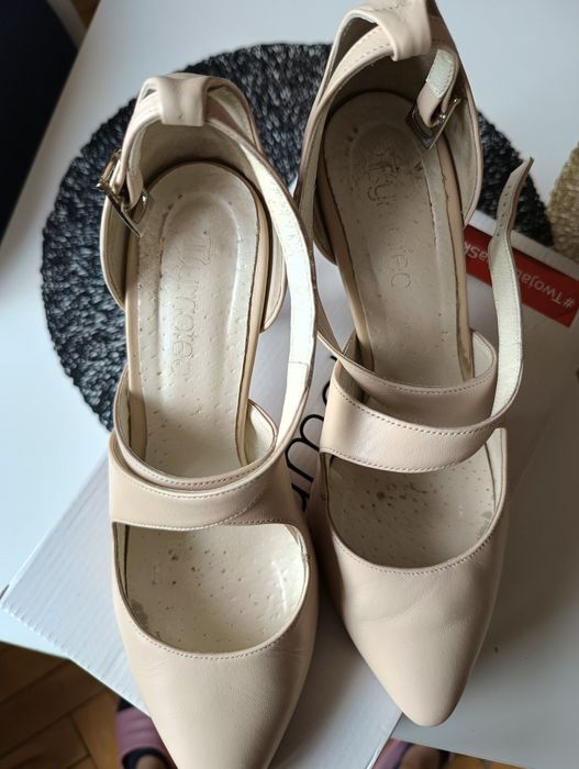 Szpilki , skóra nude