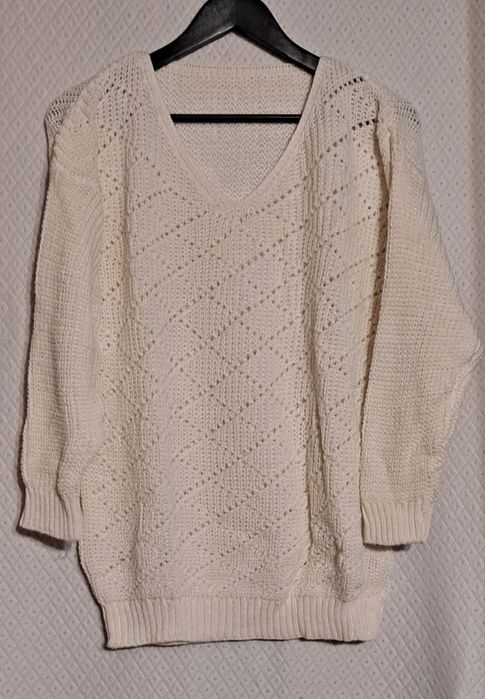 Sweter w kolorze jasno beżowym