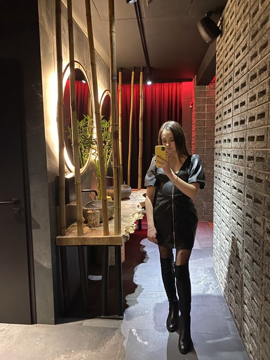 Чорна міні сукня шкіряна Bershka