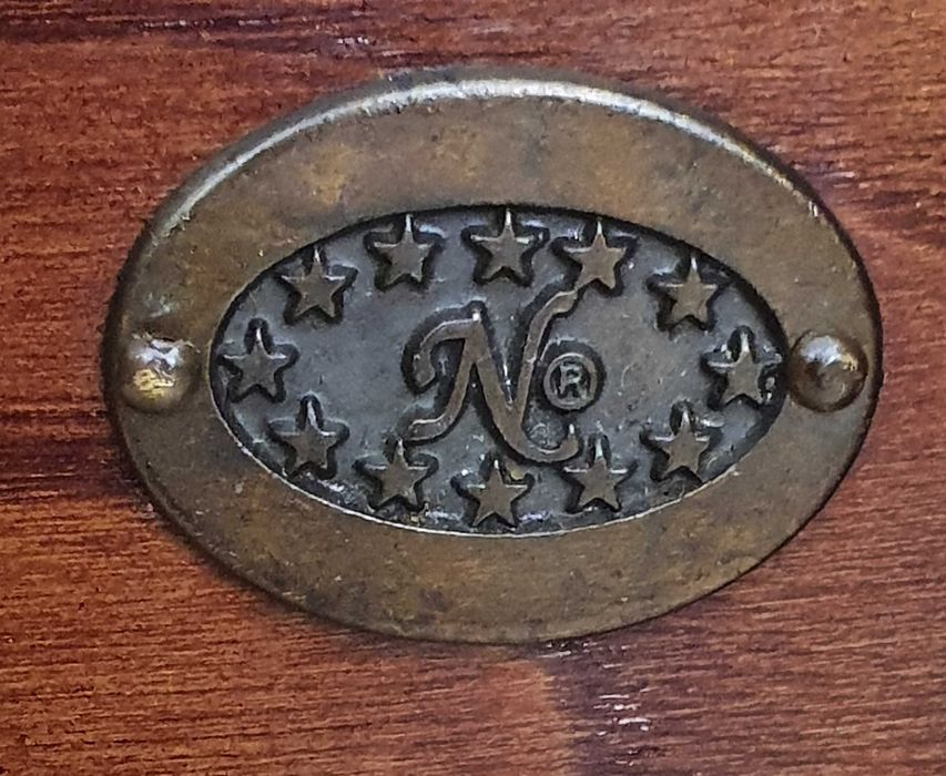 Mobilia em Castanho maciço